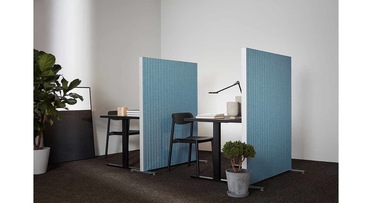 Alumi Screen sound absorbing free standing partition between two desks with plants