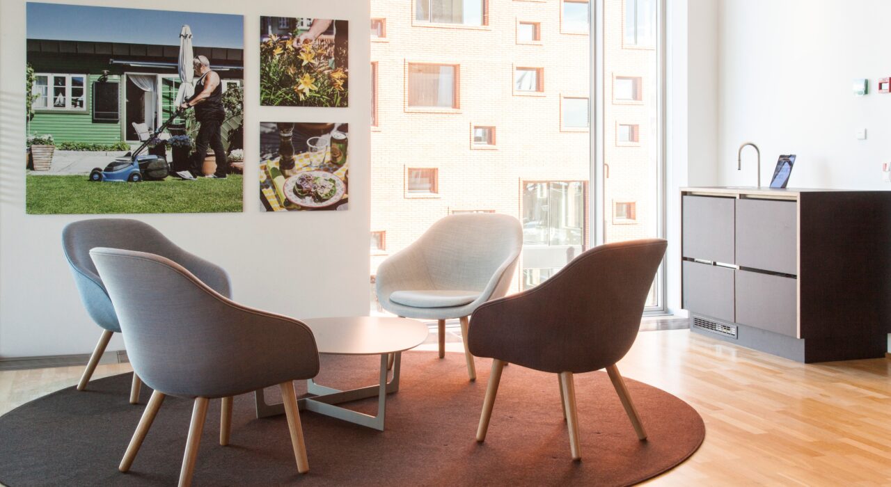 round acoustic Fraster Felt Rug under seating area