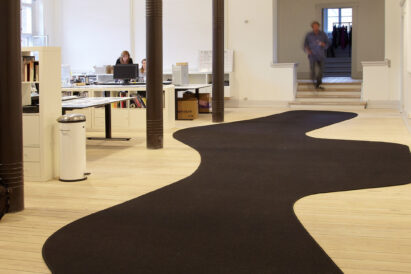 Fraster Felt acoustic Rug in color Anthracite in office space